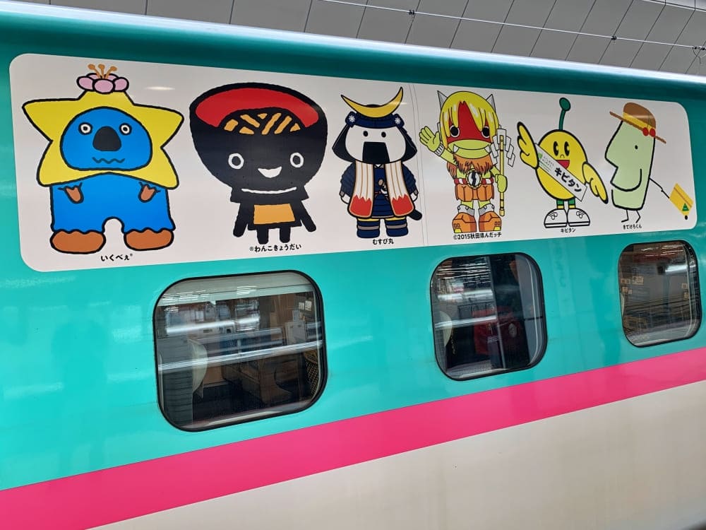 東北新幹線車両の東北６県ゆるキャララッピング