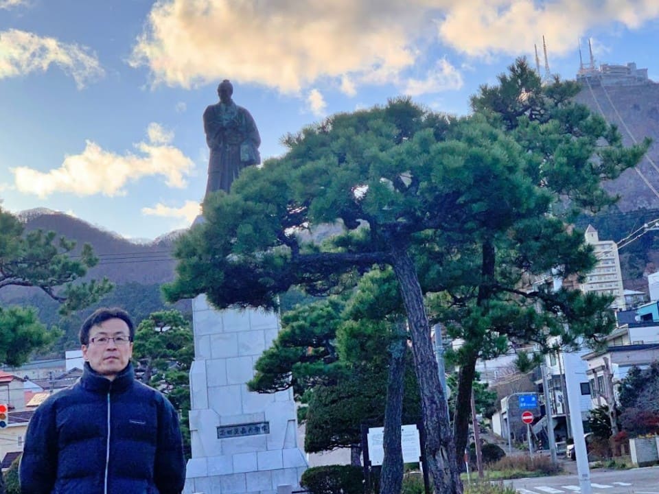 函館市宝来町・高田屋嘉兵衛銅像前にて