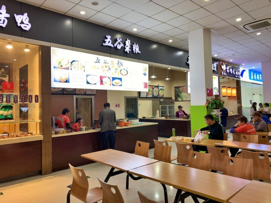 嘉紹大橋サービスエリア内のフードコート