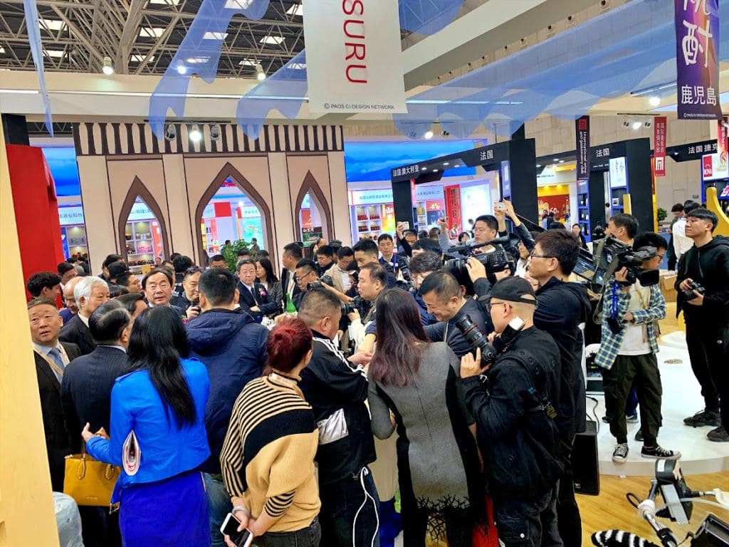 紹興黄酒祭の会場をご来賓一行が観覧中