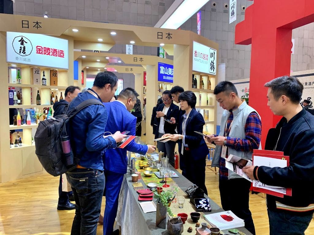 紹興黄酒祭の会場で富山県の陶器類も販売