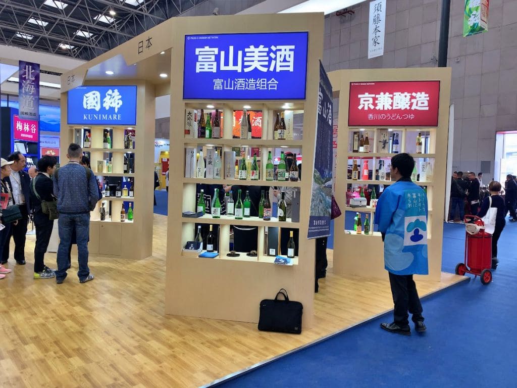 紹興黄酒祭の会場で富山県のお酒と香川県のお酒を展示