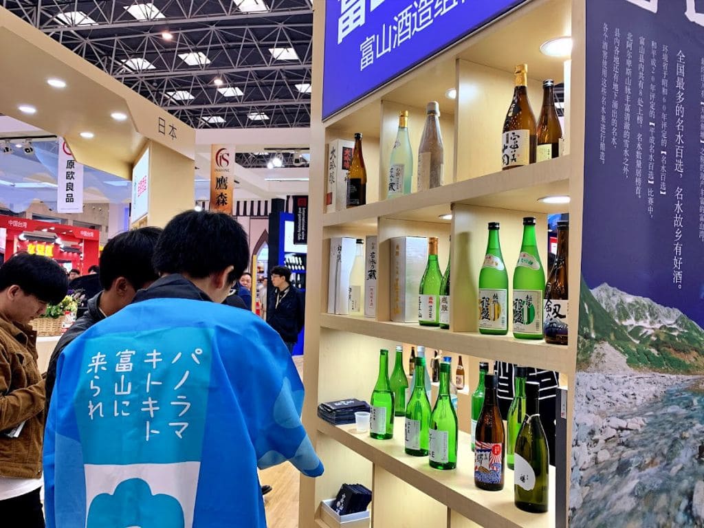 紹興黄酒祭の会場で富山県の職員が富山の魅力について説明中