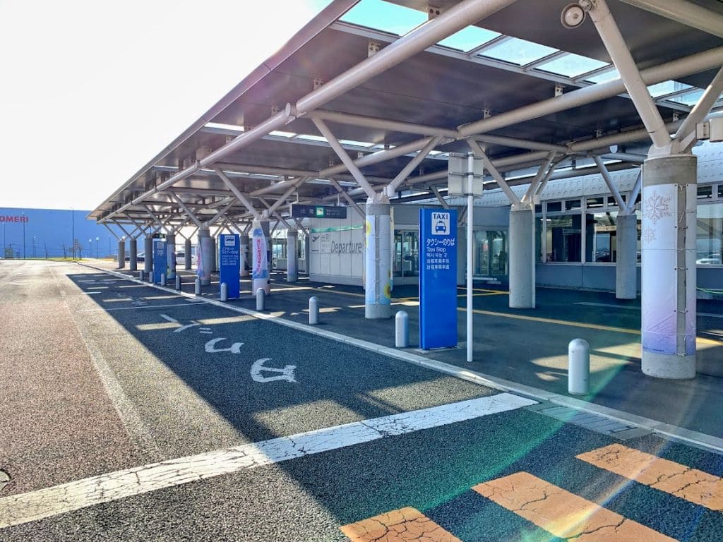 出発ロビー前のバス・タクシー乗降場