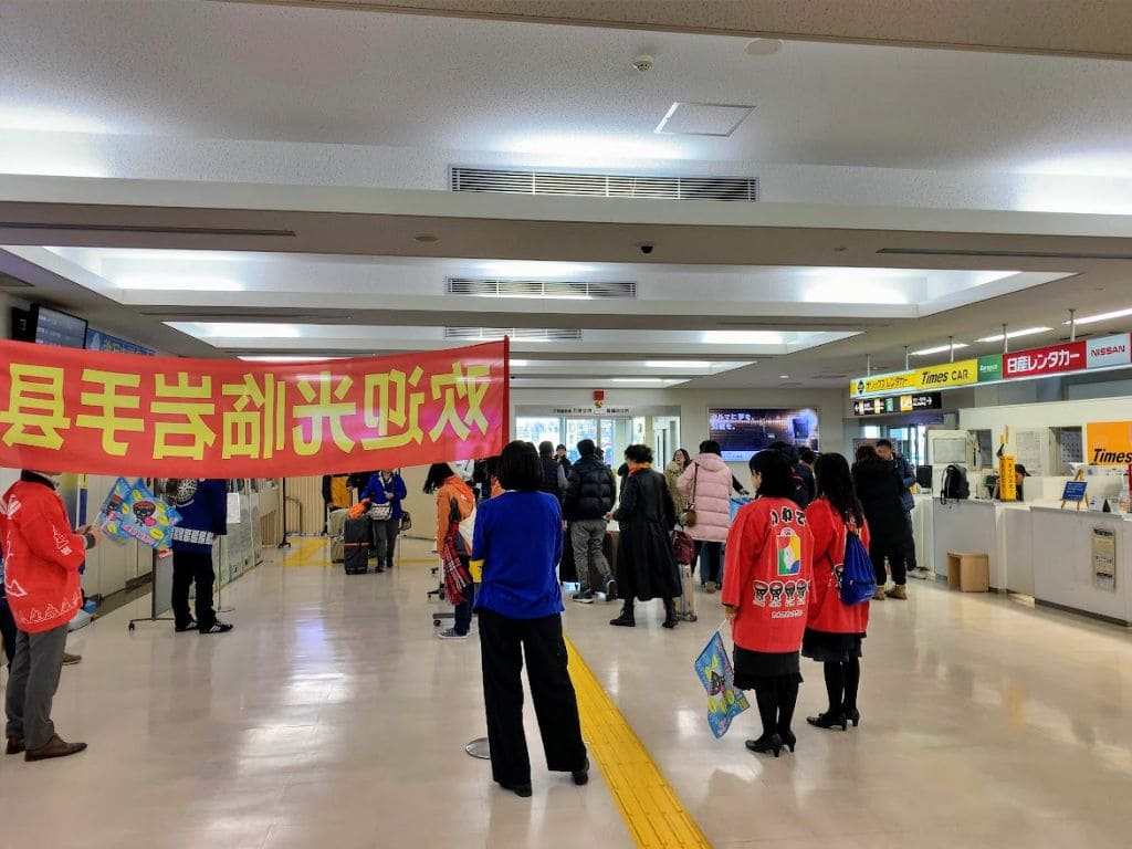 上海便の乗客を歓迎中