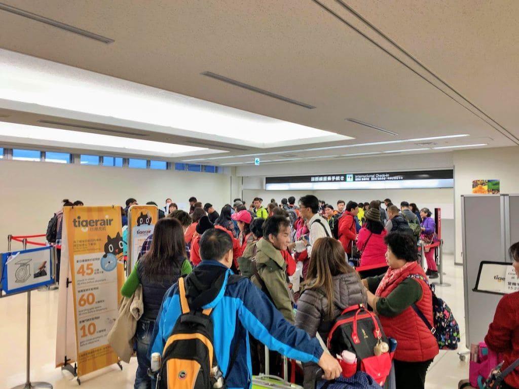 国際線チェックインカウンターが大混雑