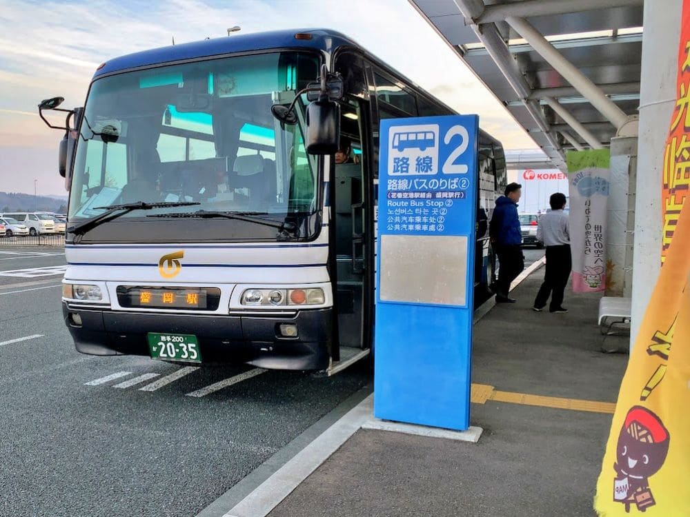 到着ロビー前の路線バスのりば