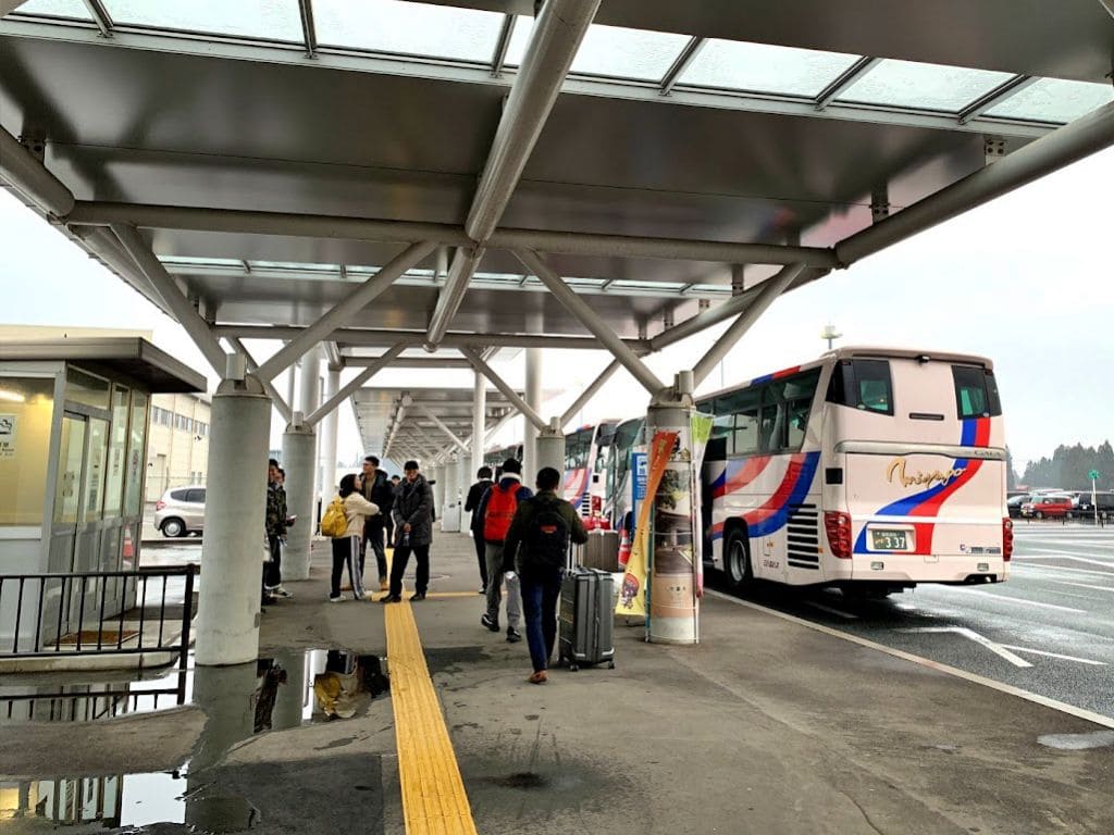 飛行機の乗客の殆どが安比高原行きバスに乗り込んだ