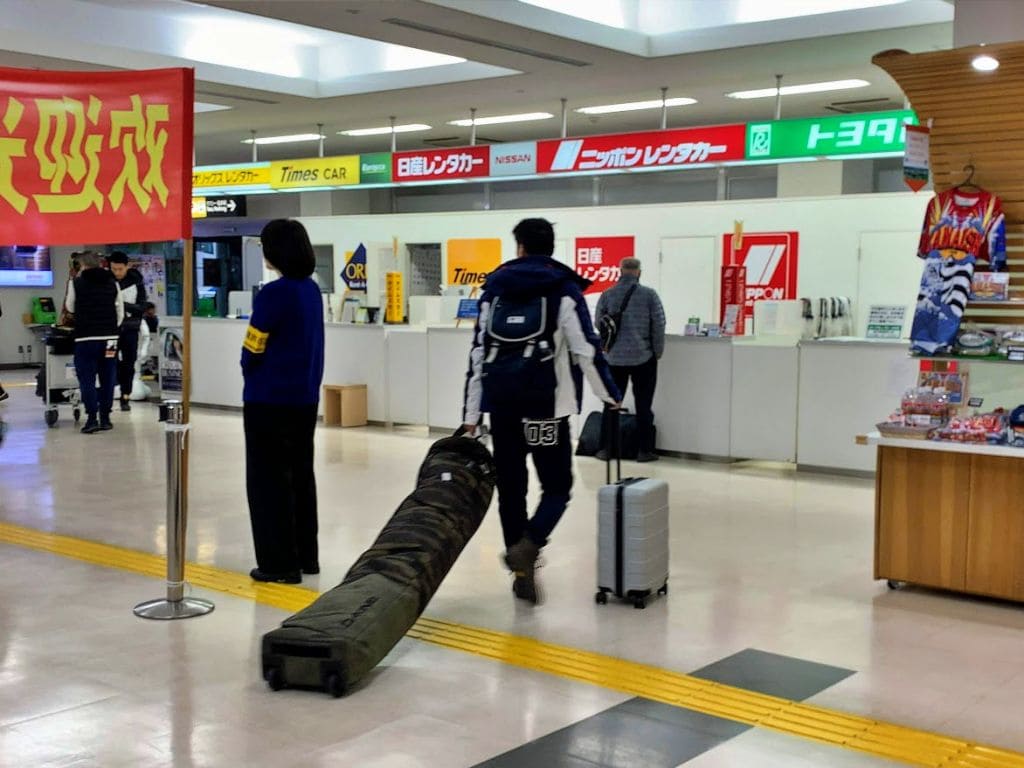 スノーボードを持ってる中国人観光客