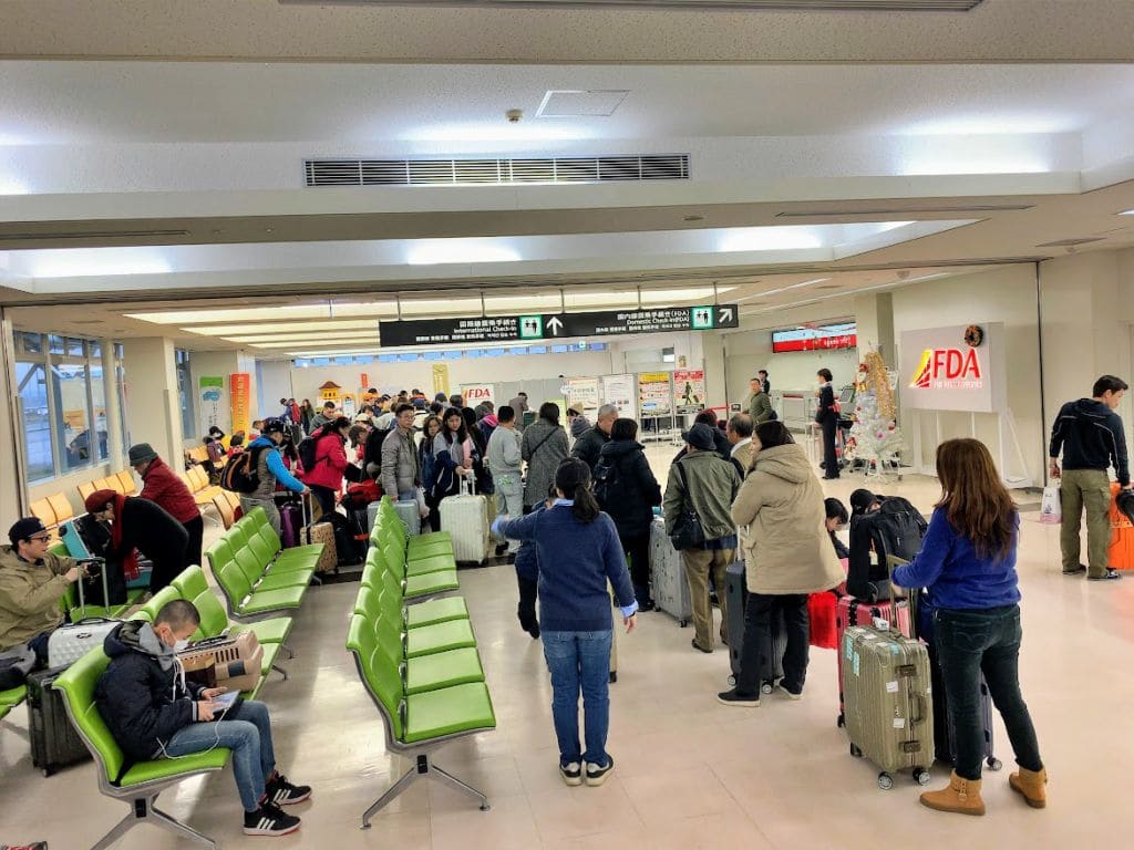 台湾便搭乗客でチェックインカウンターが混雑