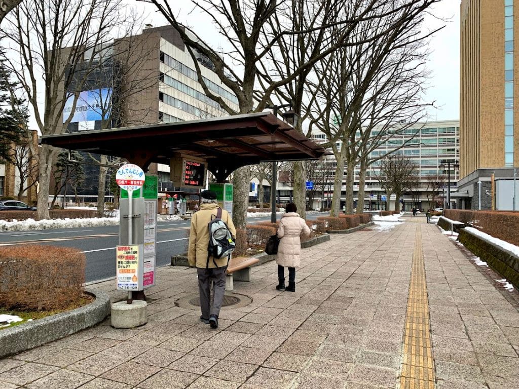 県庁・市役所前バス停（右まわり）