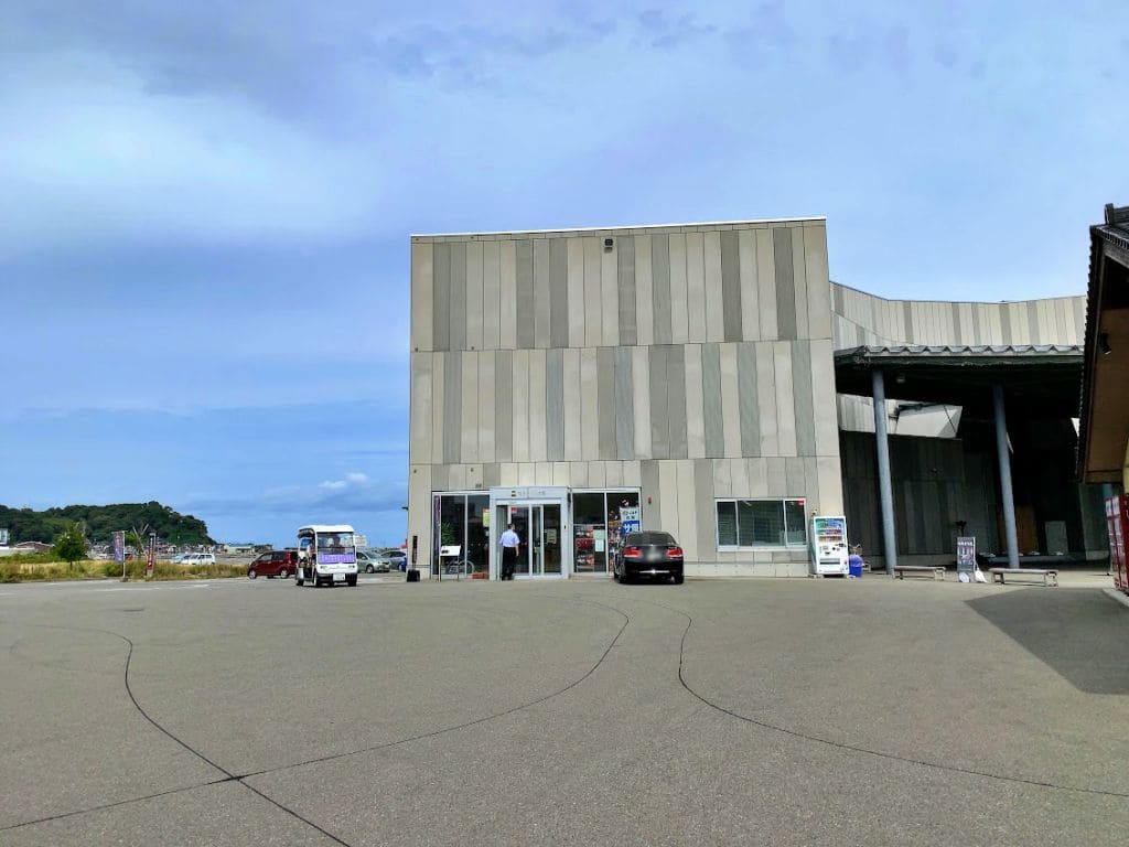 キリコ会館前を走るWA-MO