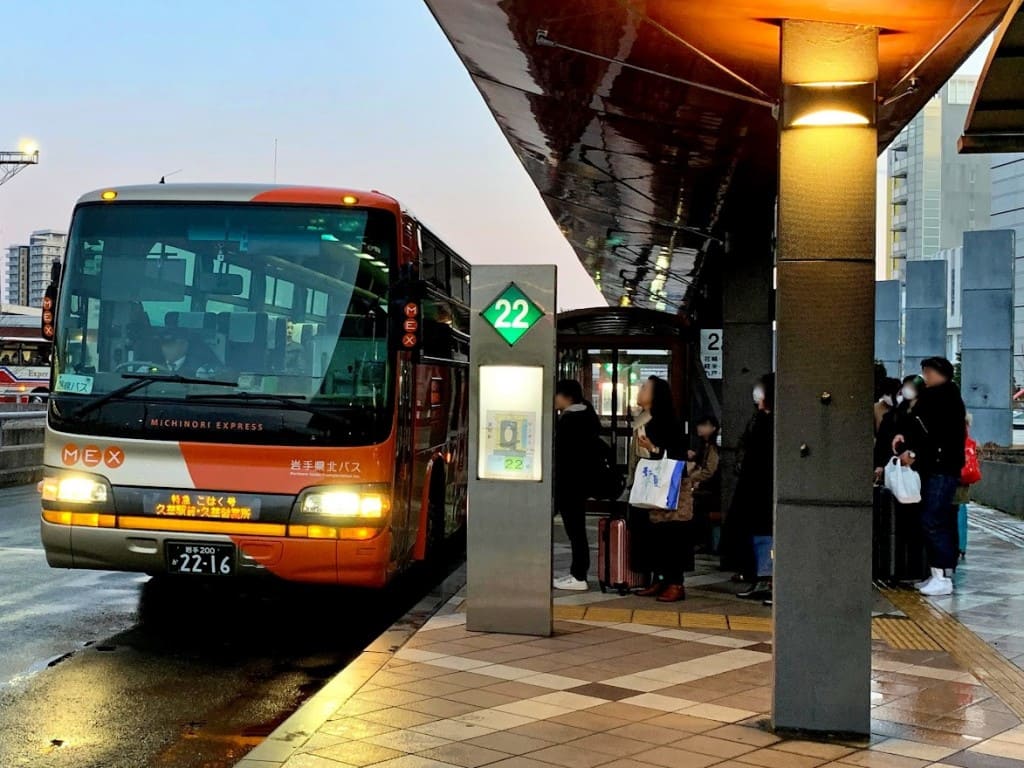 盛岡駅西口に停車中の久慈こはく号