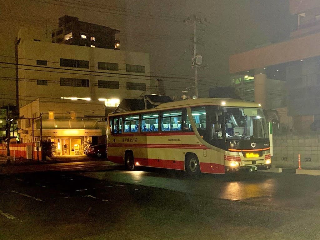 旧・盛岡バスセンターに停車中の八盛号（岩手県北バス車両）