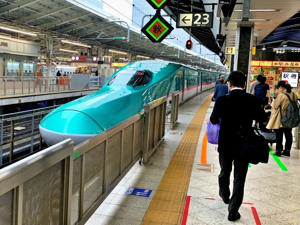 はやぶさ号イメージ（東京駅にて）