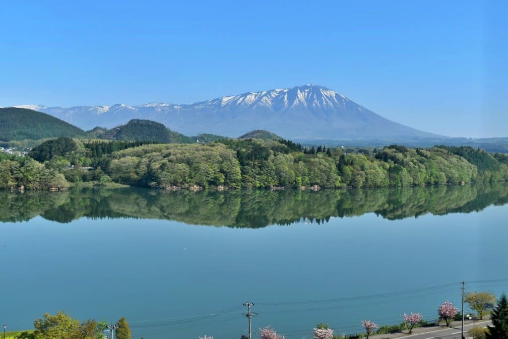 つなぎ温泉街から見た御所湖と岩手山（2019年5月撮影）