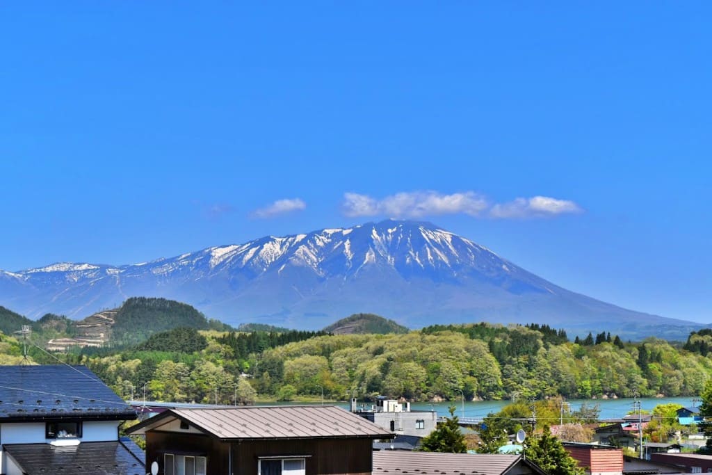 つなぎ温泉街から見た御所湖と岩手山（2019年5月撮影）