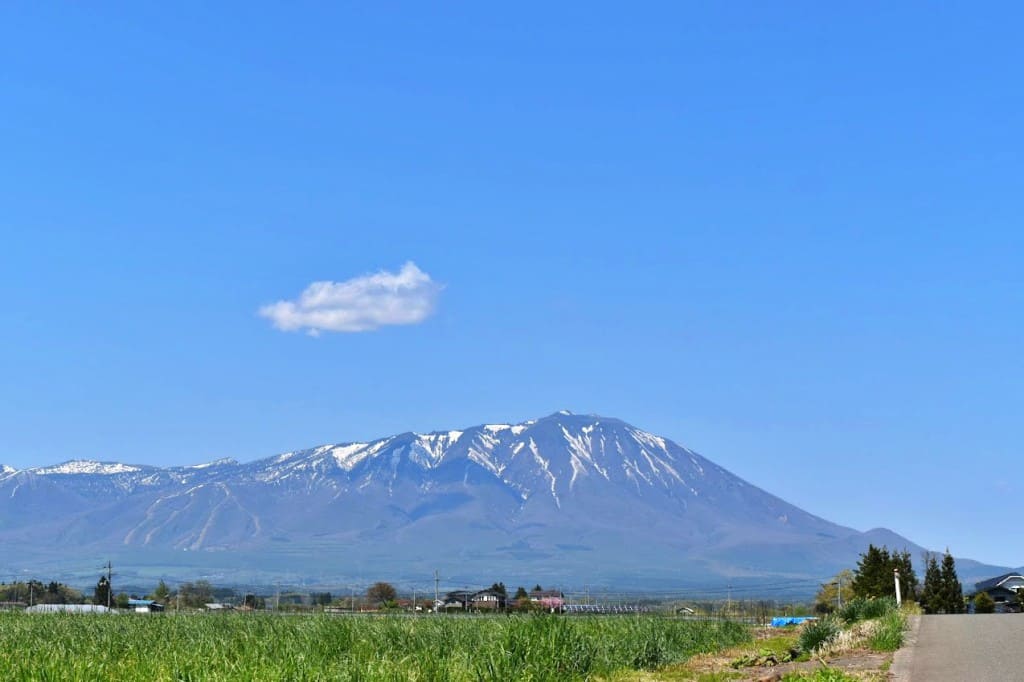雫石町から見た岩手山２（2019年5月撮影）