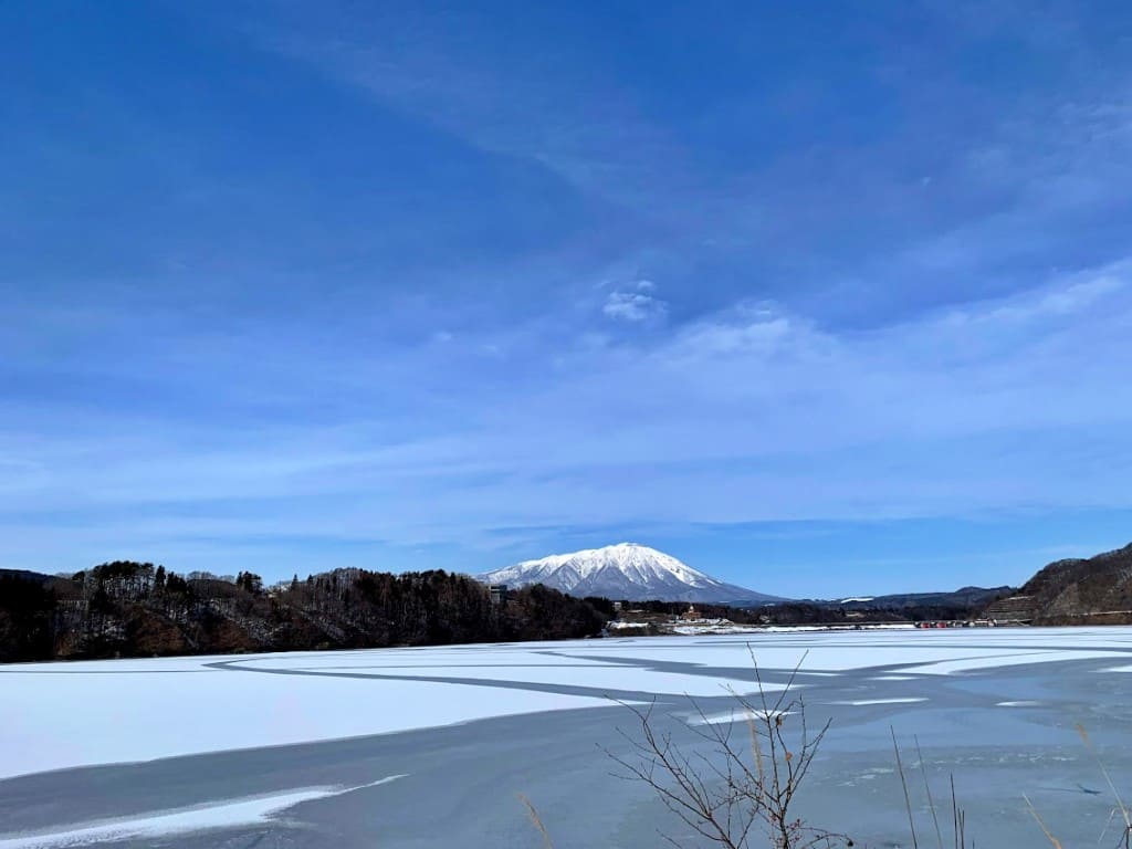 冬の御所湖と岩手山（2020年1月撮影）