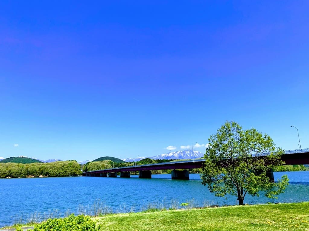 繋大橋と御所湖と岩手山（2019年5月撮影）