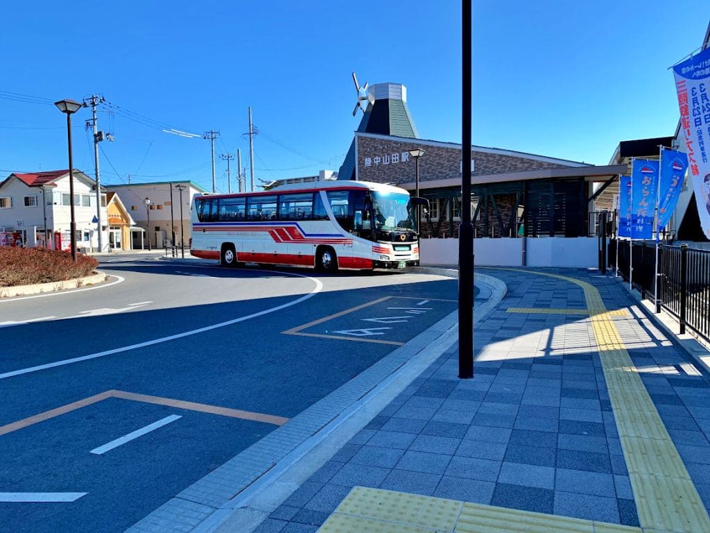 陸中山田駅前に代行バス