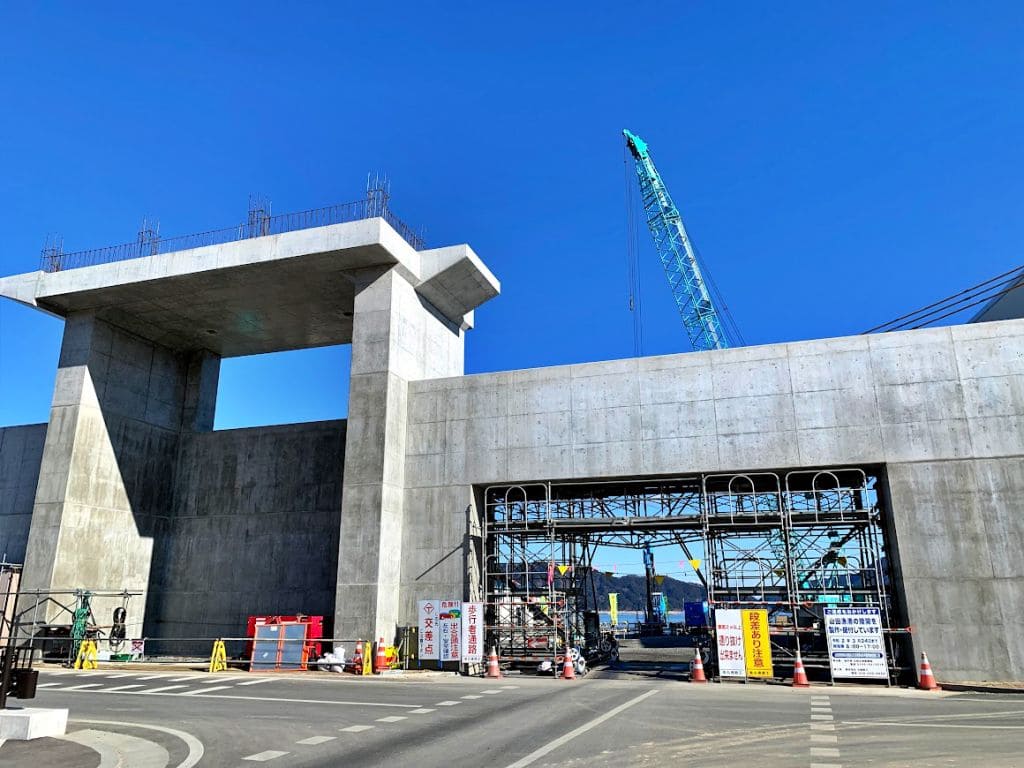 山田漁港の陸閘建設工事中