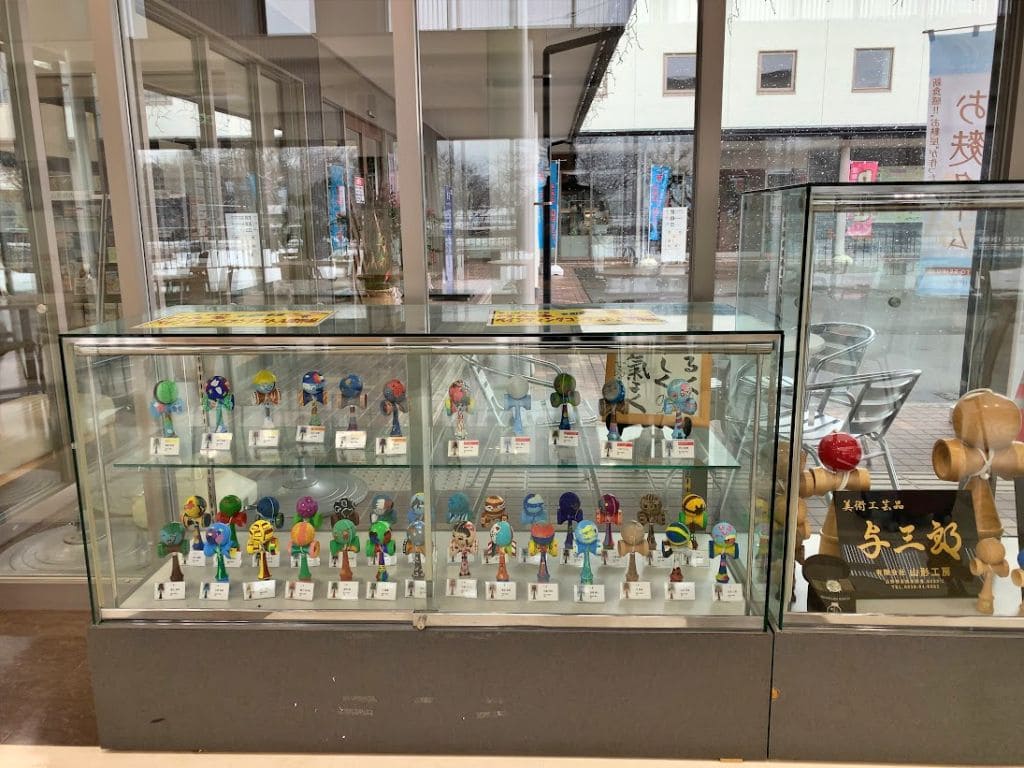 道の駅でけん玉が多数展示