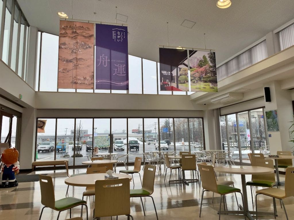 フードコート「ラ・ベール」（現・ながいCafe食堂）の飲食スペース