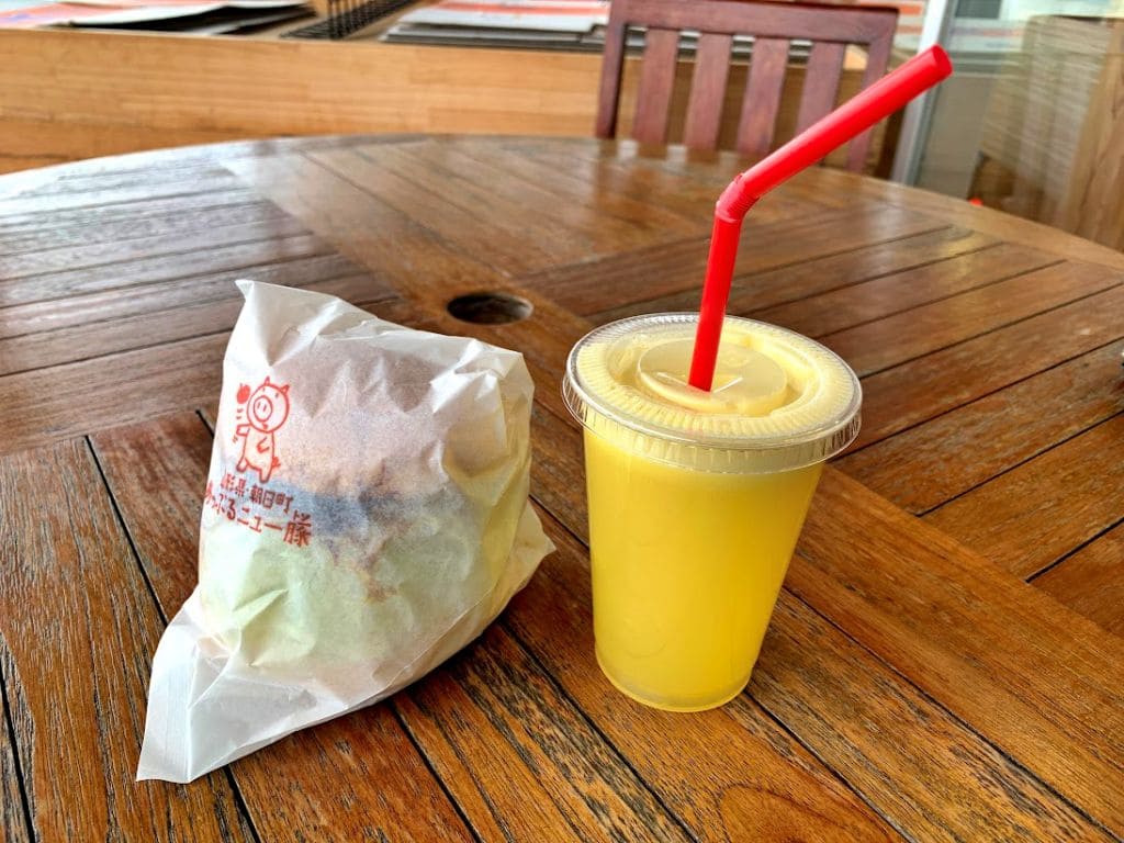 ご当地ハンバーガーと生搾りりんごジュース